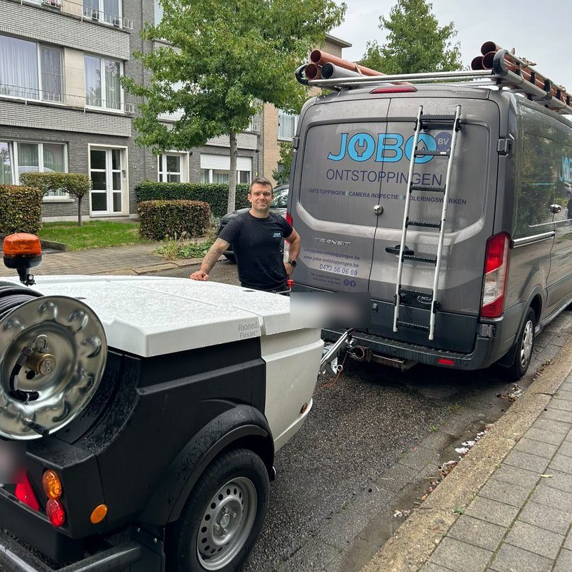 Jonas van JOBO Ontstoppingen bij zijn camionet en de nieuwe hogedruk-ontstoppingsmachine