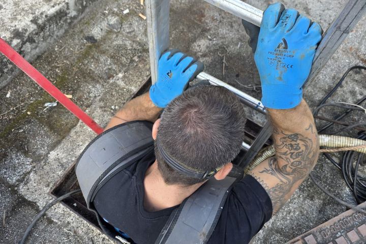 Interventie in een straatput langs de openbare weg